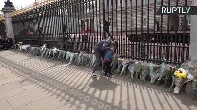 Kwiaty przed Pałacem Buckingham. Brytyjczycy żegnają zmarłego księcia Filipa