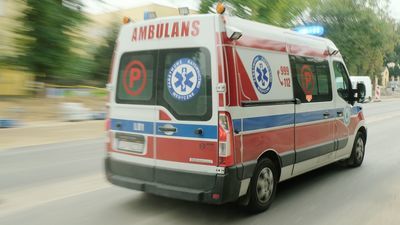 Krwawiący mężczyzna wybiegł z mieszkania wzywając pomocy. Partnerka użyła noża