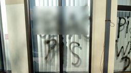 Biała Podlaska: Wulgarne napisy na oknach. Kto zdewastował biuro PiS?