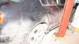 Tragedia podczas naprawy VW. Auto przygniotło mężczyznę