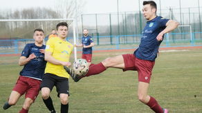 Piłkarze z Bełżyc (niebieskie stroje) walczą o utrzymanie w lubelskiej klasie okręgowej