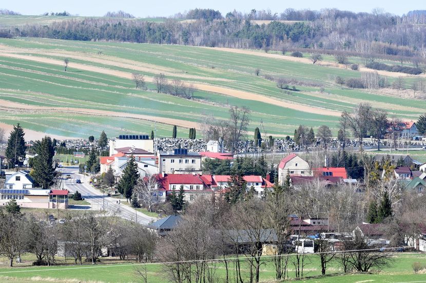 Panorama Gorzkowa. Widać szkołę, która jest jednym ze świadków wielokulturowości, bo jest w budynku dawnej bożnicy