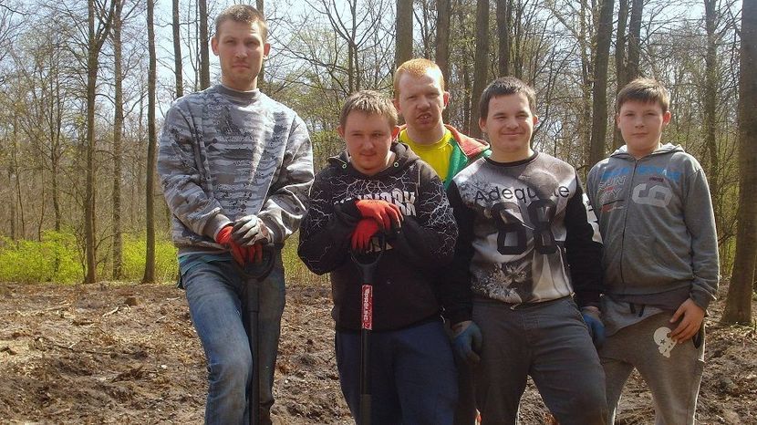 W tym roku w sadzeniu nowych drzewach pracownikowi puławskiego ZDM pomogli uczniowie specjalnego ośrodka z ul. Kowalskiego