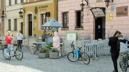 Przygotowania do otwarcia ogródka restauracji w maju 2020 r. 