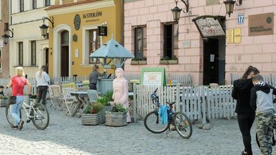 Przygotowania do otwarcia ogródka restauracji w maju 2020 r. 