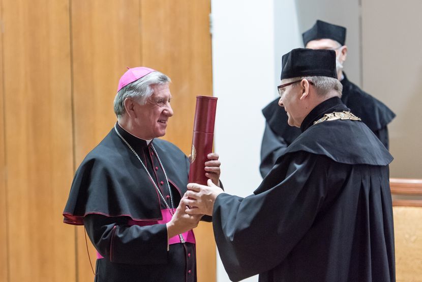 Abp Andrzej Dzięga nagrodę im. Stefana Kardynała Wyszyńskiego Prymasa Tysiąclecia odebrał podczas środowej konferencji naukowej na Katolickim Uniwersytecie Lubelskim