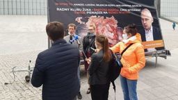 Baner z radnym Lublina i zakrwawionym płodem w centrum miasta, a policja nie znalazła sprawcy