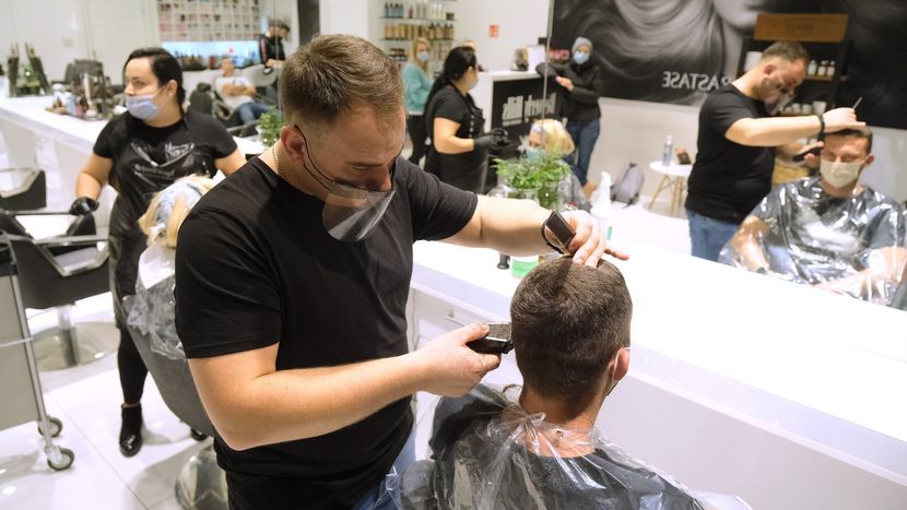 Zakłady fryzjerskie były nieczynne od 27 marca. Od poniedziałku znowu będzie można legalnie się ostrzyc