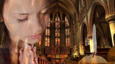 Klękać? Wstawać? Siedzieć? Teolog z KUL o zachowaniu podczas mszy online