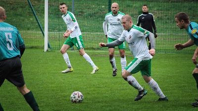 Drużyna Ogniwa pod okiem nowego grającego trenera Tomasza Ciechońskiego (nr 5) może namieszać w czubie tabeli