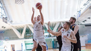 Mateusz Wiśniewski (z piłką) w tym sezonie decyduje o obliczu U!NB AZS UMCS Start II Lublin