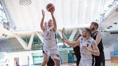 Mateusz Wiśniewski (z piłką) w tym sezonie decyduje o obliczu U!NB AZS UMCS Start II Lublin

