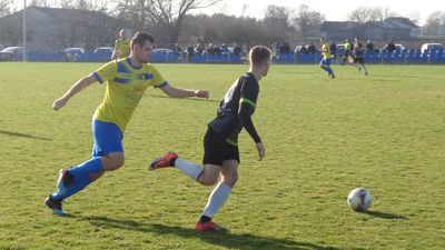 Piłkarze Polesia (żółte stroje) w tym sezonie są w dobrej formie