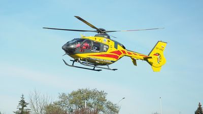 Samochód wpadł do stawu. Kierowca zdołał wyjść, ale jego życia nie udało się uratować