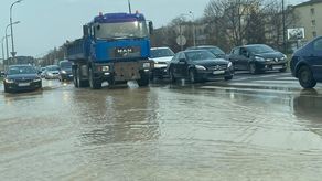 Lublin. Zalane skrzyżowanie, wiele osiedli bez wody 