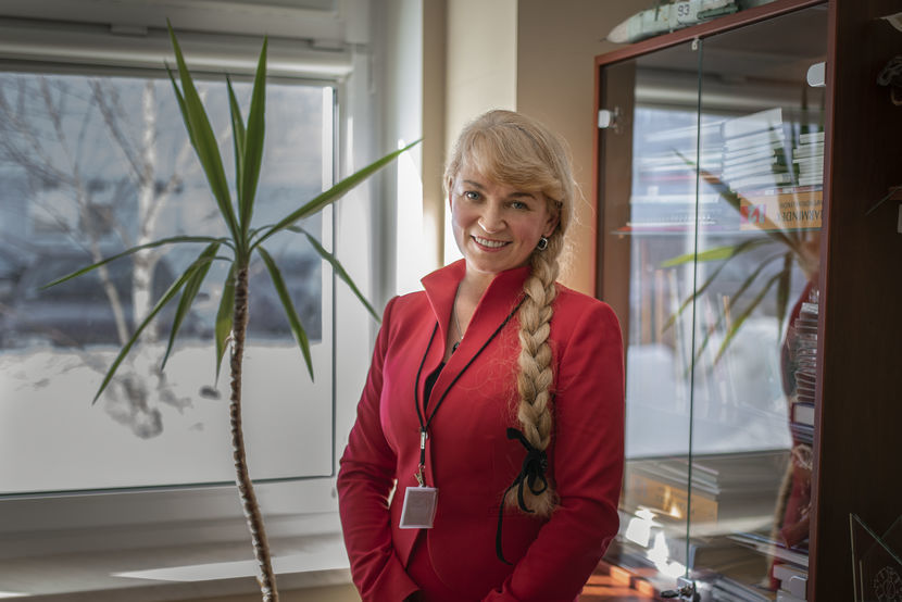 Zarząd powiatu informował, że Alicja Jarosińska ma duże doświadczenie w prowadzeniu placówek medycznych. Prywatnie lubi turystyczne wędrówki górskie, narciarstwo, jazdę konną, uprawianie roślin ogrodowych oraz sport ekstremalny w warunkach zimowych – morsowanie