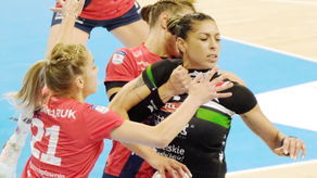 Daria Szynkaruk (z lewej) i Jaqueline Anastacio w tym sezonie grały w przeciwnych zespołach. W nadchodzących rozgrywkach będą razem występować w Perle

