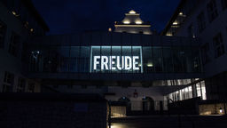 Neon wisi w Gminnym Zespołu Szkół w Kazimierzu Dolnym