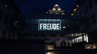 Neon wisi w Gminnym Zespołu Szkół w Kazimierzu Dolnym