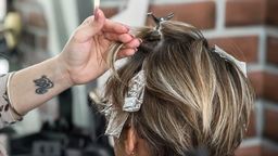 Znoszenie obostrzeń. Na początek szkoły, potem fryzjerzy, na końcu siłownie