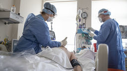 Spadek liczby nowych zachorowań. Ekspert mówi, że w maju ma być „dobrze”