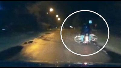 Lubelskie. Tego nie widzi się codziennie. Pijany na skuterze z dziwnym ładunkiem