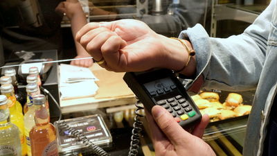 Taki widok – płatności w sklepie za pomocą ręki już niedługo może przestać dziwić. Oczywiście jeśli znajdą się chętni do wszczepiania implantów