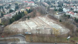 Miasto zakłada, że na pofabrycznym terenie sąsiadującym z osiedlem będzie mogła powstać zabudowa wielorodzinna i usługowa.