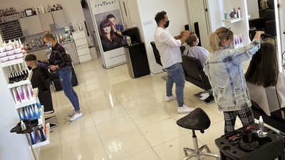 Fryzjerzy w Puławach wydłużyli godziny pracy. Bo są kolejki