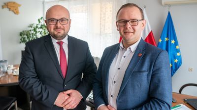 Paweł Krasuski (z lewej) nie jest już zastępcą burmistrza