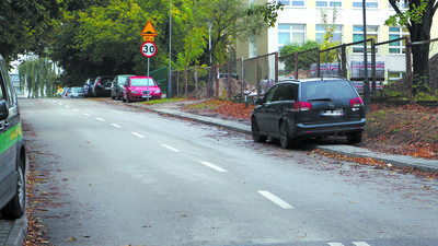 Puławy. Chodnik przy Pileckiego trochę za drogi