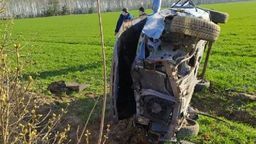 Tragiczny poranek na drodze. Kia uderzyła w słup energetyczny 