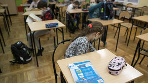 Zajęcia klas I-III odbywają się w systemie hybrydowym, tzn. część klas ma lekcje w szkole, a część w domu