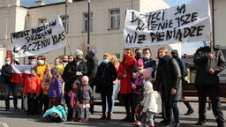 "Dzieci są ważniejsze, niż pieniądze" to jedno z haseł na transparentach, które przygotowali rodzice i dziadkowie uczniów z dęblińskich podstawówek. Protestowali w ten sposób przeciw zapowiadanemu łączeniu klas