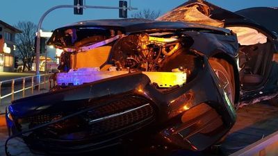 Niebezpiecznie w świąteczną noc. Mercedes wbił się w opla i roztrzaskał na słupie