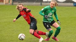 Ewelina Kamczyk (z prawej) zdobyła w sobotę trzy bramki