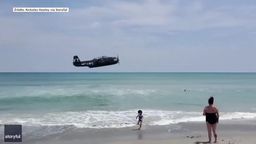 Bombowiec z czasów II wojny światowej wylądował awaryjnie przy zatłoczonej plaży