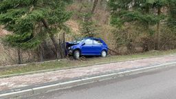 Wypadek w Nałęczowie. Wjechał w ogrodzenie i uciekł