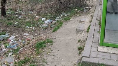  Chełm. Zbierali butelki za przystankiem. Było ich naprawdę sporo