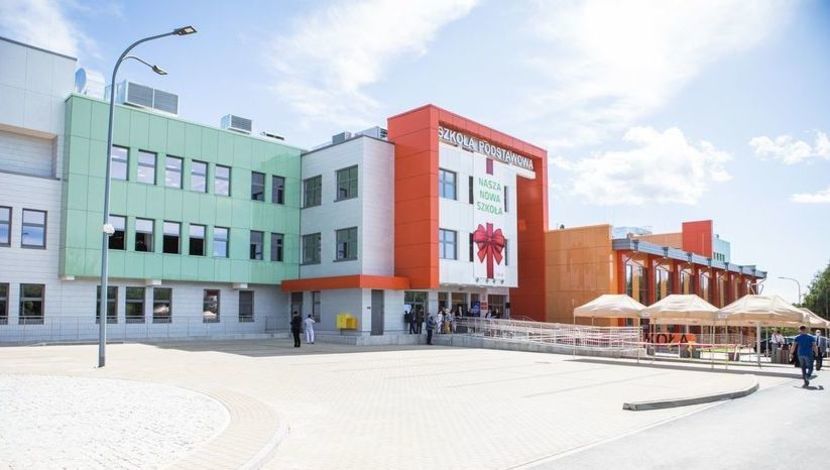 Zdaniem autorów petycji, otwarta w zeszłym roku podstawówka z przedszkolem przy ul. Berylowej „powoli staje się za mała”