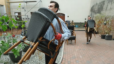 – Ustawiamy już stoliki na patio. Prawdopodobnie jeszcze dziś przyjadą nowe parasole. Czekamy na decyzję konserwatora. Najbardziej cieszy nas to, że Zarząd Dróg i Mostów ze względu na sytuację pozwala nam nie wpisywać do wniosków daty rozpoczęcia działalności ogródka. Będziemy mogli ją podać w momencie gdy dostaniemy zielone światło na jej prowadzenie. To pozwoli nam przyjąć gości dosłownie z dnia na dzień – mówi Izabela Kozłowska-Dechnik z Mandragory.