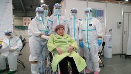 101-latka wygrała z COVID-19. W sobotę opuściła szpital tymczasowy