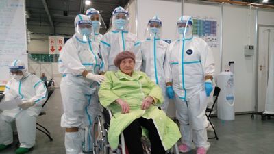 101-latka wygrała z COVID-19. W sobotę opuściła szpital tymczasowy