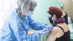 Według nowego rozporządzenia ministra zdrowia w sytuacji gdyby dawka szczepionki miała się zmarnować, można zaszczepić każdego chętnego pacjenta powyżej 18. roku życia. Na zdjęciu szczepienie w punkcie szczepień powszechnych w Kraśniku