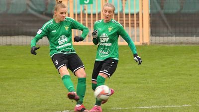 W akcji dwie najlepsze strzelczynie Ekstraligi – Nikola Karczewska (z lewej) i Ewelina Kamczyk