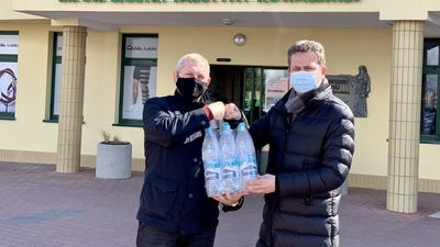 Górnik Łęczna przekazał wodę łęczyńskiemu szpitalowi