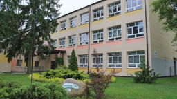 Szkoła Podstawowa nr 4 w Puławach należy do tych miejskich placówek, gdzie liczba uczniów spada najszybciej. W gronie szkół wymienianych do reorganizacji pojawia się także położona po przeciwnej stronie miasta Szkoła Podstawowa nr 3. Ta sama, która otrzymała właśnie milion złotych na budowę nowej sali gimnastycznej