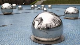 Urząd Miasta przekonuje, że korzystniej będzie wymienić powyginane kule na nowe, niż je wyprostować