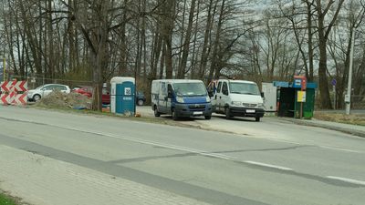 Pieszo ponad kilometr wzdłuż ruchliwej ulicy, bez pobocza i oświetlenia. Żeby dotrzeć do Lublina