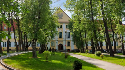 Łuk triumfalny będzie na osi głównego wejścia do budynku I LO 